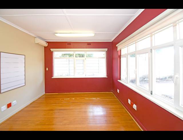 351M² BUSINESS TO LET IN GREENSIDE